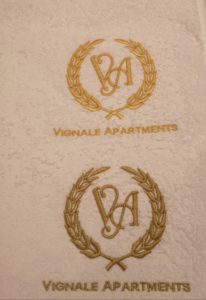 Haft maszynowy logo na ręczniku Vignale Apartments